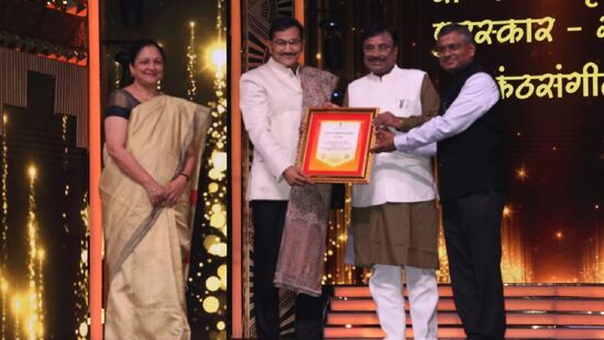 सांस्कृतिक विभागाच्या वतीने कंठ संगीतातील भरीव कामगिरीसाठी दिल्या जाणाऱ्या पुरस्काराने ज्येष्ठ गायक सुदेश भोसले यांना गौरवण्यात आले. सांस्कृतिक विभागाच्या वतीने कंठ संगीतातील भरीव कामगिरीसाठी दिल्या जाणाऱ्या पुरस्काराने ज्येष्ठ गायक सुदेश भोसले यांना गौरवण्यात आले.