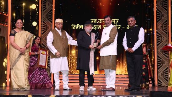 दिवंगत राज कपूर विशेष योगदान पुरस्काराने ज्येष्ठ दिग्दर्शक, लेखक एन चंद्रा यांना गौरवण्यात आली आहे. दिवंगत राज कपूर विशेष योगदान पुरस्काराने ज्येष्ठ दिग्दर्शक, लेखक एन चंद्रा यांना गौरवण्यात आली आहे.