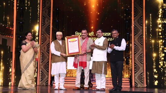 व्ही शांताराम जीवन गौरव पुरस्कार ज्येष्ठ अभिनेते शिवाजी साटम यांना प्रदान करण्यात आला. जीवन गौरव पुरस्कारानं सन्मानित करण्यात आल्यानंतर ज्येष्ठ अभिनेते शिवाजी साटम भावनिक झाल्याचे देखील पाहायला मिळाले. व्ही शांताराम जीवन गौरव पुरस्कार ज्येष्ठ अभिनेते शिवाजी साटम यांना प्रदान करण्यात आला. जीवन गौरव पुरस्कारानं सन्मानित करण्यात आल्यानंतर ज्येष्ठ अभिनेते शिवाजी साटम भावनिक झाल्याचे देखील पाहायला मिळाले.