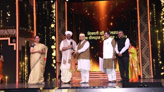 चित्रपती व्ही शांताराम विशेष योगदान या पुरस्काराने लेखक, अभिनेता, दिग्दर्शक दिग्पाल लांजेकर यांना गौरविण्यात आले. चित्रपती व्ही शांताराम विशेष योगदान या पुरस्काराने लेखक, अभिनेता, दिग्दर्शक दिग्पाल लांजेकर यांना गौरविण्यात आले.