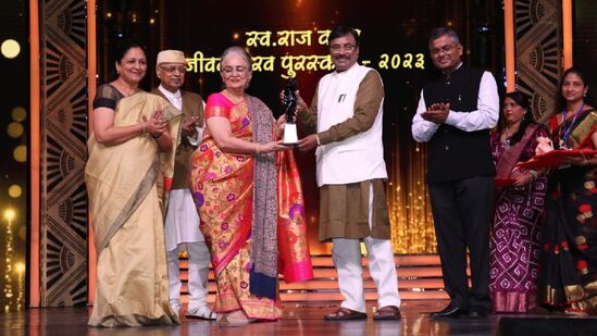 राज्य सरकारच्या वतीने देण्यात येणाऱ्या दिवंगत राज कपूर जीवन गौरव पुरस्काराने ज्येष्ठ अभिनेत्री अशा पारेख यांना गौरविण्यात आले. त्यांना २०२३ साठीचा पुरस्कार प्रदान करण्यात आला. राज्य सरकारच्या वतीने देण्यात येणाऱ्या दिवंगत राज कपूर जीवन गौरव पुरस्काराने ज्येष्ठ अभिनेत्री अशा पारेख यांना गौरविण्यात आले. त्यांना २०२३ साठीचा पुरस्कार प्रदान करण्यात आला.