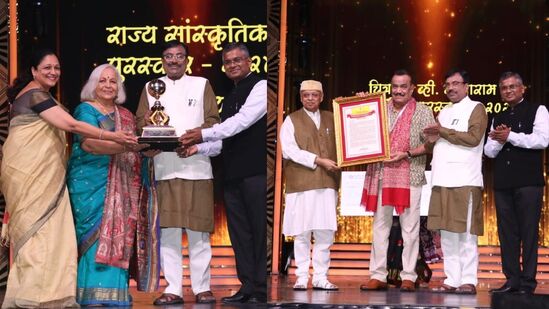 मराठी चित्रपटसृष्टीसाठी अत्यंत महत्त्वाचा आणि मानाचा समजला जाणारा राज्य शासनाचा मराठी चित्रपट पुरस्कार सोहळा २१ ऑगस्ट रोजी वरळीच्या डोम एसव्हीपी स्टेडीयममध्ये पार पडला आहे. यावेळी मनोरंजन विश्वातील दिग्गजांचा सन्मान करण्यात आला. यात ज्येष्ठ अभिनेते शिवाजी साटम, ज्येष्ठ अभिनेत्री अशा पारेख यांना जीवनगौरव पुरस्कारानं सन्मानित करण्यात आलं. या दोन ज्येष्ठ अभिनेत्यांसह अन्य कलाकारांना देखील विविध पुरस्कारांनी सन्मानित करण्यात आलं.