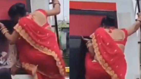 गर्दीत बसमध्ये चढण्यासाठी महिलेचा अजब जुगाड
