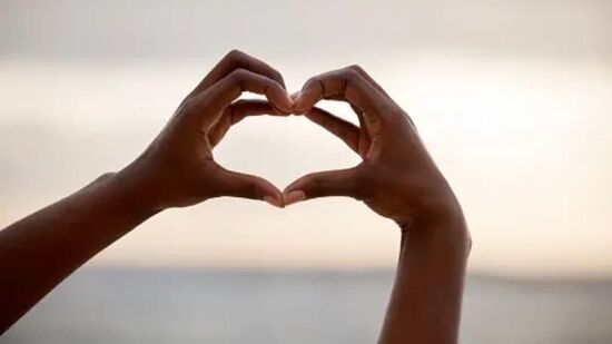 स्वतःला आठवण करून द्या: आपण स्वत:ला आठवण करून दिली पाहिजे की आपल्या भावना आपल्या भूतकाळातील अनुभवांवर आणि आघातांवर आधारित आहेत. आपल्या भावनांचे समर्थन करण्याच्या आग्रहाचा आपण प्रतिकार केला पाहिजे आणि इतरांना समजत नसतानाही आपल्या भावना वैध आहेत हे जाणून घेतले पाहिजे.