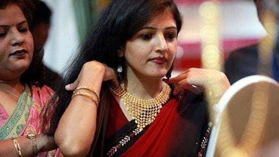 Gold Silver Rate today : सोन्या-चांदीच्या भावात मोठी घसरण, एका तोळ्याचा आजचा भाव किती?