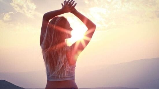 विराम: आपल्या भावनांमधून घाई करण्याऐवजी, आपण मज्जासंस्था शांत करण्यासाठी थोडा विराम घेणे आणि काही खोल श्वास घेण्यास शिकणे आवश्यक आहे.&nbsp;