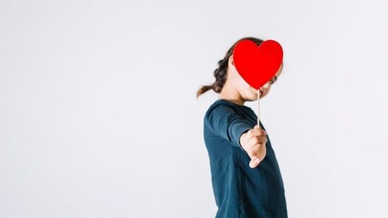 भावना लक्षात घ्या: आपण ज्या भावना अनुभवत आहोत त्या आपण लक्षात घेतल्या पाहिजेत. जेव्हा आपण भारावून जातो, तेव्हा आपण भावनांचे निरीक्षण केले पाहिजे, जेणेकरून त्या कोठून येत आहेत हे समजून घेतले पाहिजे.&nbsp;