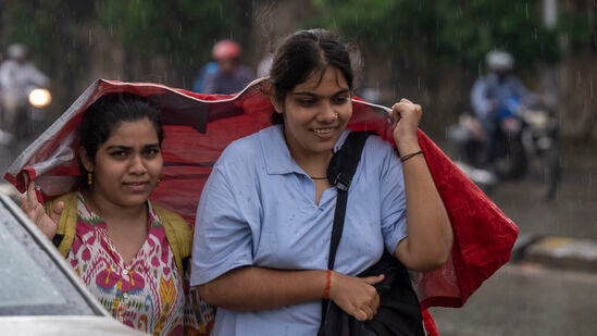 मुंबई, ठाण्यात पावसाची जोरदार हजेरी; लोकल व रस्ते वाहतुकीवर झाला परिमाण 