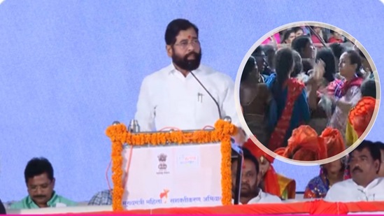 पारधी महिलांचा मुख्यमंत्र्यांसमोरच राडा, भाषण थांबवलं..