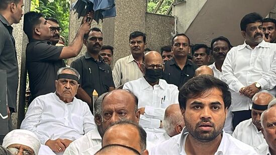 बदलापूर घटनेच्या निषेधार्थ मविआचे मुक आंदोनल; भर पावसात शरद पवारांसह नेते मंडळीची निदर्शने