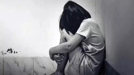 मुंबईतील कांदिवली येथे ३ वर्षांच्या चिमुरडीवर अत्याचार