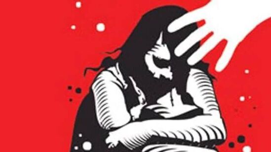 मुंबईत भररस्त्यात महिलेला बलात्काराची धमकी