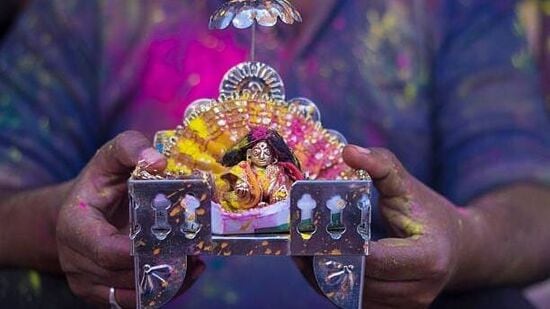 यावर्षी भगवान श्रीकृष्णाची ५२५१वी जयंती साजरी होत आहे. यावर्षी श्रीकृष्ण जन्माष्टमीला जयंती योगासह द्वापार कालखंडासारखे अनेक शुभ योगायोग होत आहेत. यावर्षी श्री कृष्ण जन्माष्टमी २६ ऑगस्ट २०२४, सोमवारी आहे. या दिवशी भक्त भगवान श्रीकृष्णाचे बालस्वरूप असलेल्या बाळकृष्णाची पूजा करतात. हा सण भारतातच नाही तर, परदेशातही मोठ्या थाटामाटात साजरा केला जातो. जाणून घ्या कोणत्या देशात श्रीकृष्ण जन्माष्टमी साजरी केली जाते…