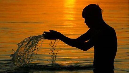 सोमवती अमावस्येचा दिवस पितरांच्या आणि भगवान शंकराच्या उपासनेसाठी समर्पित आहे. या दिवशी पवित्र नदीत स्नान करून सूर्यदेवाला अर्घ्य द्यावे. सोमवती अमावस्येला केलेली ही कर्मे पितरांना प्रसन्न करतात आणि जीवनात सुख आणतात, असे मानले जाते.