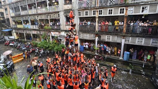 यंदा दहीहंडी उत्सव मंगळवार, २७ ऑगस्ट रोजी साजरा केला जात आहे. दहीहंडीची परंपरा द्वापर काळापासून चालत आली आहे. दहीहंडीमध्ये श्रीकृष्णाची वेशभूषा करून भगवान श्रीकृष्णाचे भक्त दही आणि लोणीने भरलेले मडके उंचावर टांगतात आणि मग एक व्यक्ती दुसऱ्यावर चढून थर तयार करतात आणि मडके फोडतात. भगवान श्रीकृष्णाच्या बालपणीच्या मनोरंजनाची आठवण म्हणून दहीहंडी उत्सव साजरा केला जातो. चला तर मग जाणून घेऊया दहीहंडीचे महत्त्व आणि महात्म्य. <p>यंदा दहीहंडी उत्सव मंगळवार, २७ ऑगस्ट रोजी साजरा केला जात आहे. दहीहंडीची परंपरा द्वापर काळापासून चालत आली आहे. दहीहंडीमध्ये श्रीकृष्णाची वेशभूषा करून भगवान श्रीकृष्णाचे भक्त दही आणि लोणीने भरलेले मडके उंचावर टांगतात आणि मग एक व्यक्ती दुसऱ्यावर चढून थर तयार करतात आणि मडके फोडतात. भगवान श्रीकृष्णाच्या बालपणीच्या मनोरंजनाची आठवण म्हणून दहीहंडी उत्सव साजरा केला जातो. चला तर मग जाणून घेऊया दहीहंडीचे महत्त्व आणि महात्म्य.</p>