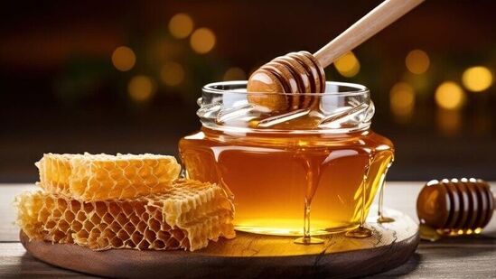 सोमवार हा भगवान शंकराचा वार असतो आणि हा श्रावण सोमवार असल्यामुळे खास मानला जात आहे. या दिवशी कच्च्या दुधात दही आणि मध मिसळून भगवान शिवाचा अभिषेक करावा.