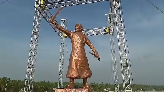 सिंधुदुर्ग जिल्ह्यातील किल्ल्यावर उभारण्यात आलेला शिवरायांचा पुतळा कोसळला