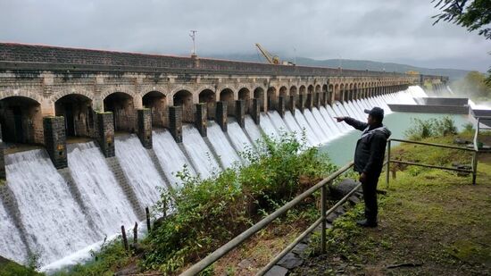 &nbsp;पुणे जिल्ह्यातील भोर तालुक्यातील ब्रिटीशकालीन भाटघर धरण पूर्ण भरले आहे. धरणातून सध्या ९ हजार ३३१ क्यूसेकने पाणी सोडले जात आहे. धरण परिसरात सुरू असलेल्या पावसामुळे धरणात पाण्याचा येवा सुरू आहे. त्यामुळे खबरदारीचा उपाय म्हणून धरणातून पाणी सोडण्यास सुरुवात करण्यात आली आहे.&nbsp;