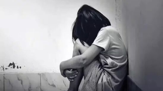 बदलापुर पुन्हा हादरले! नराधम बापाने केला पोटच्या मुलीवर अत्याचार, गुन्हा दाखल