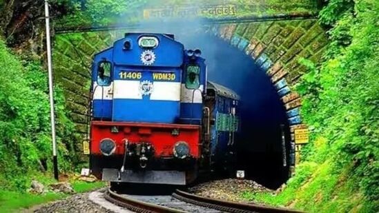 रेल्वे प्रवाशांसाठी महत्वाची बातमी! गुजरातमध्ये सुरू असलेल्या मुसळधार पावसामुळे नऊ एक्स्प्रेस रद्द