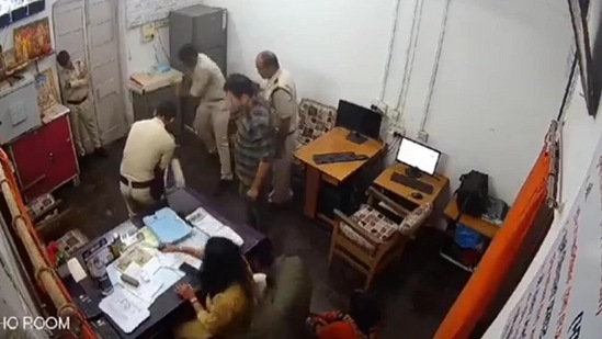 मध्य प्रदेशात रेल्वे पोलिसांकडून महिलेला बेदम मारहाण