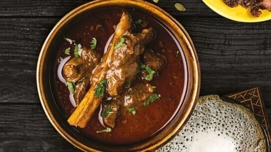 मटणाच्या जेवणावरून लग्नमांडवातच वऱ्हाडींची हाणामारी