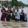 गुजरातमधील अहमदाबादमध्ये बुधवारी झालेल्या मुसळधार पावसामुळे पाण्याखाली गेलेल्या रस्त्यावरून एक कुटुंब जात आहे. गुजरातमध्ये झालेल्या मुसळधार पावसामुळे नदी नाल्यांना पूर आला. या पावसामुळे २८ जणांचा मृत्यू झाला आहे. <p>गुजरातमधील अहमदाबादमध्ये बुधवारी झालेल्या मुसळधार पावसामुळे पाण्याखाली गेलेल्या रस्त्यावरून एक कुटुंब जात आहे. गुजरातमध्ये झालेल्या मुसळधार पावसामुळे नदी नाल्यांना पूर आला. या पावसामुळे २८ जणांचा मृत्यू झाला आहे.</p>