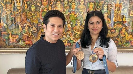 पॅरिस ऑलिम्पिकमध्ये तिच्या उत्कृष्ट कामगिरीने प्रसिद्धी मिळविलेल्या मनू भाकरने सचिनला भेटल्यानंतर भावना व्यक्त केल्या. मनूने लिहिले की वन अँड ओन्ली सचिन तेंडुलकर सर!&nbsp;