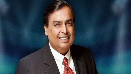 बाजारमूल्याच्या बाबतीत देशातील सर्वात मोठा उद्योगसमूह असलेल्या रिलायन्स इंडस्ट्रीजचे अध्यक्ष आणि व्यवस्थापकीय संचालक मुकेश अंबानी श्रीमंतांच्या यादीत दुसऱ्या स्थानी आहेत. गेल्या वर्षीच्या तुलनेत अंबानींची एकूण संपत्ती २५ टक्क्यांनी वाढून १०.१४ लाख कोटींवर पोहोचली आहे. अदानी हे अंबानींच्या पुढं निघून गेले आहेत.