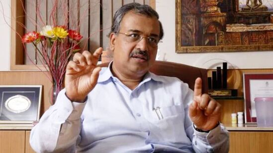 सन फार्मास्युटिकल्सचे दिलीप सांघवी श्रीमंत भारतीयांच्या यादीत पाचव्या स्थानी आहेत. त्यांची संपत्ती २.५० लाख कोटी रुपये आहे. मागील वर्षीच्या तुलनेत ते एका क्रमांकाने वर सरकले आहेत.