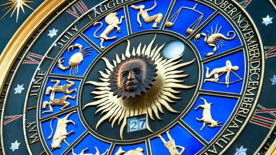 Today Horoscope 30 August 2024 : आज व्यातिपात योग व कौलव करण असून, आज श्रावण द्वादशी आहे, योग-संयोगात कसा जाईल आजचा शुक्रवारचा दिवस! वाचा थोडक्यात राशीभविष्य!