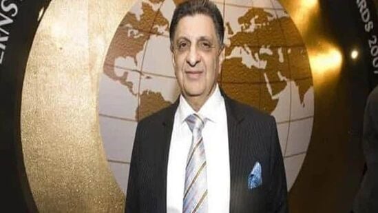 सीरम इन्स्टिट्यूट ऑफ इंडियाचे सर्वेसर्वा सायरस पूनावाला यांची एकूण संपत्ती २.८९ लाख कोटी रुपये आहे. ते श्रीमंत भारतीयांच्या यादीत चौथ्या स्थानी आहेत.