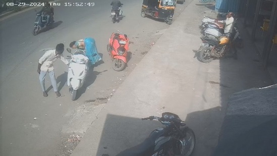 वडापावच्या नादात महिलेनं गमावले तब्बल १४ लाख रुपयांचे दागिने; पुण्यातील घटनेचा व्हिडिओ व्हायरल