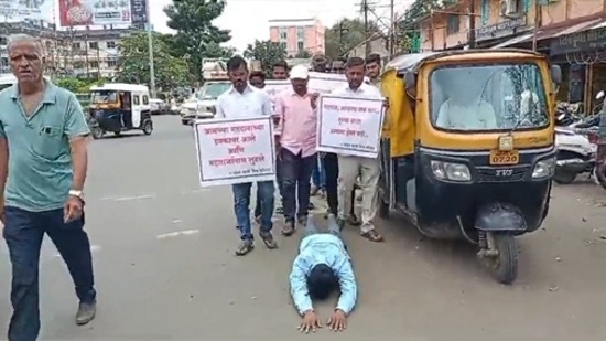 साताऱ्यात  ३ किलोमीटरपर्यंत  नाक घासत आला तरुण!