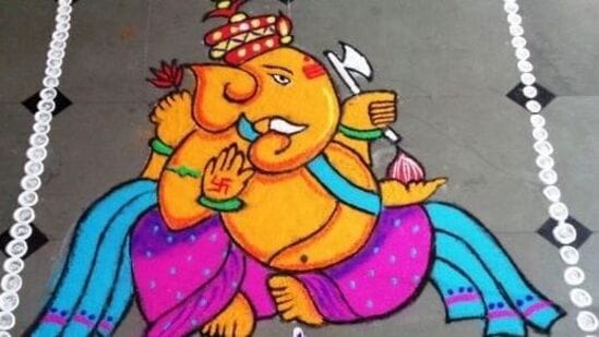 बाप्पाच्या स्वागतासाठी घराच्या मुख्य दरवाजासमोर किंवा घराच्या अंगणात सुंदर रांगोळी काढून गणपतीचे आनंदाने आणि उत्साहात स्वागत करता येते.&nbsp;