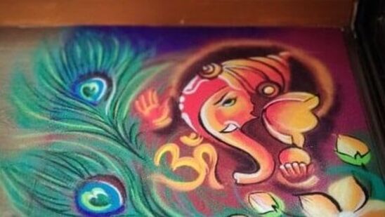 घरी गणपती बाप्पाची प्रतिष्ठापना करण्यापूर्वी तुम्ही या सुंदर रांगोळीने तुमचे घर सजवू शकता. गणेश चतुर्थीला घराच्या अंगणात काढलेली ही रांगोळी अतिशय सुंदर आणि यूनिक आहे.&nbsp;