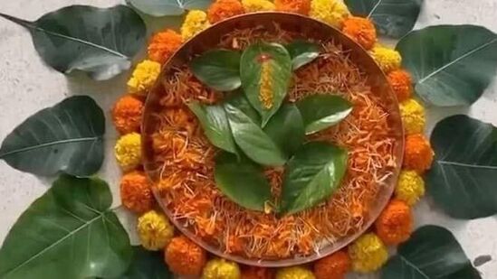 जर तुम्ही रांगोळी काढण्यात चांगले नसाल तर ही साधी रांगोळी डिझाईन तुमच्यासाठी खूप उपयुक्त ठरू शकते. ही रांगोळी काढण्यासाठी तुम्हाला झेंडूची फुले आणि आंबा किंवा विड्याची पाने लागतील.