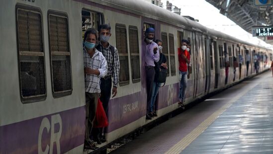 मानखुर्द रेल्वे स्थानकात झालेल्या तांत्रिक बिघाडामुळे मुंबई लोकल विस्कळीत 