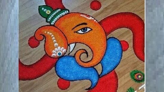 रांगोळी काढताना योग्य जागा निवडणे महत्त्वाचे आहे. वारा नसलेल्या ठिकाणी रंगांनी बनवलेली रांगोळी काढा, नाहीतर वाऱ्यामुळे रांगोळीचे रंग खराब होऊ शकतात. रांगोळीची ही डिझाइन दिसायला जितकी सुंदर आहे तितकीच ती बनवायलाही सोपी आहे. यामध्ये विविध रंगांनी गणपती बाप्पाची मूर्ती बनवून त्यात रंग भरा.&nbsp;