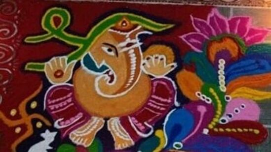 गणेश चतुर्थीच्या दिवशी बाप्पाचे स्वागत करण्यासाठी तुम्ही या रंगीबेरंगी रांगोळी डिझाइन रेखाटू शकता.