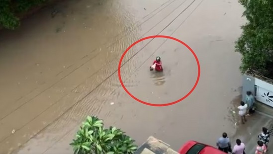 जीव धोक्यात घालून  Zomato बॉयची फूड डिलिव्हरी