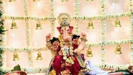 मंदिराचे संपूर्ण बॅकग्राउंड सजवणे अवघड आहे. त्यामुळे केवळ मूर्ती मागील जागा सजवा. यासाठी भिंतीवर काही कागद किंवा पांढऱ्या रंगाचे कापड चिकटवून सजवा. त्यासाठी कागदावर किंवा कापडावर फुलांच्या माळा बांधा.