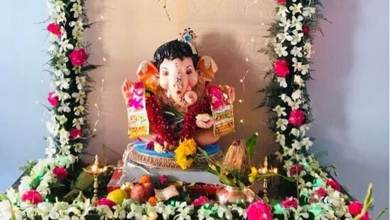 घरात जागा कमी असेल तर मिठाईचा डबा घेऊन त्याचे झाकण उभे चिकटवा. आता बॉक्सला रंगीत कागद आणि कापड तसेच कृत्रिम फुलांनी सजवा. गणपती बाप्पाची मूर्ती मध्यभागी ठेवा. लहान जागा सजवण्यासाठी हा सर्वात सोपा आणि स्वस्त मार्ग आहे.&nbsp;