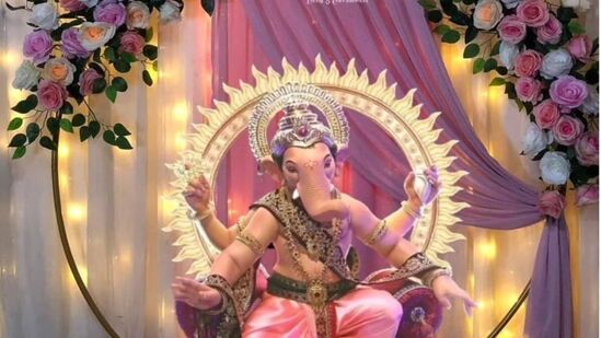 जर तुम्हाला गोल बॅकग्राउंड बनवायचे असेल, तर आईस्क्रीमच्या काड्या एकत्र जोडून गोल बॅकग्राउंड तयार करा आणि सजवा. किंवा तुम्ही एक फ्लेक्सिबल काडीने गोल आकार बनवून ते सजवू शकता.&nbsp;&nbsp;