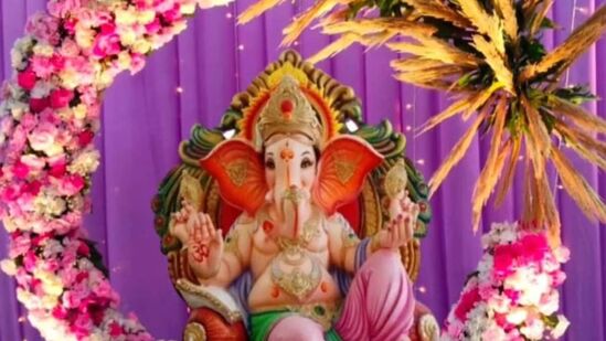 बाप्पाचा दरबार सजवण्यासाठी थोडी कल्पकता दाखवा. दिव्यांनी सजवा, आजूबाजूला लॅम्प ठेवा किंवा लटकन आणि तोरण लावा. या सर्व गोष्टींनी तुम्ही छोट्या जागेतही गणपती बाप्पाचा दरबार सजवू शकता.