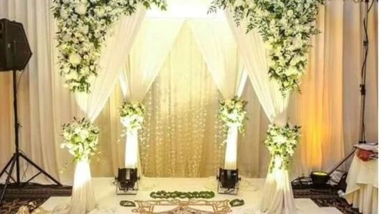 तुम्हाला थोडी अधिक कलाकुसर करायची असेल तर तुम्ही आकर्षक मखर तयार करू शकता. यासाठी थर्माकोलच्या साहाय्याने खांब आणि मंदिराचा बेस तयार करून फुलांच्या साहाय्याने सजवा.&nbsp;