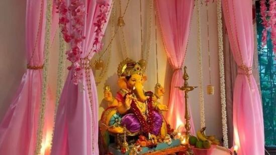 तुम्हाला संपूर्ण मंदिर सजवायचे असेल तर दुपट्टा किंवा रुमालाच्या मदतीने सुद्धा आकर्षक सजावट करता येते.&nbsp;