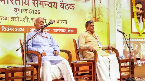 संघाच्या बैठकीत मार्गदर्शन करताना सरसंघचालक मोहन भागवत