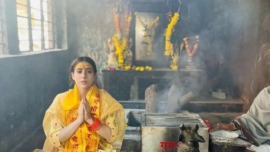 बॉलिवूडची आघाडीची अभिनेत्री सारा अली खान अनेकदा भारतातील मंदिरांमध्ये जाऊन देवाचे दर्शन घेत असते. सारा अली खान ही मोठी शिवभक्त आहे. ती तिच्या आध्यात्मिक प्रवासाचे फोटो आणि व्हिडीओ शेअर करत असते.&nbsp;
