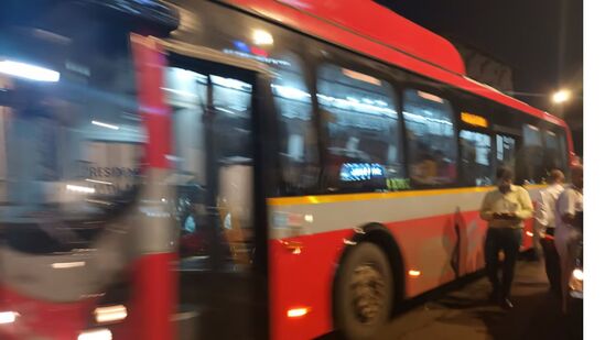 लालबागमध्ये मद्यधुंद प्रवाशानं बेस्टच्या ड्रायव्हरकडून स्टेअरिंग हिसकावल्यानं भीषण अपघात